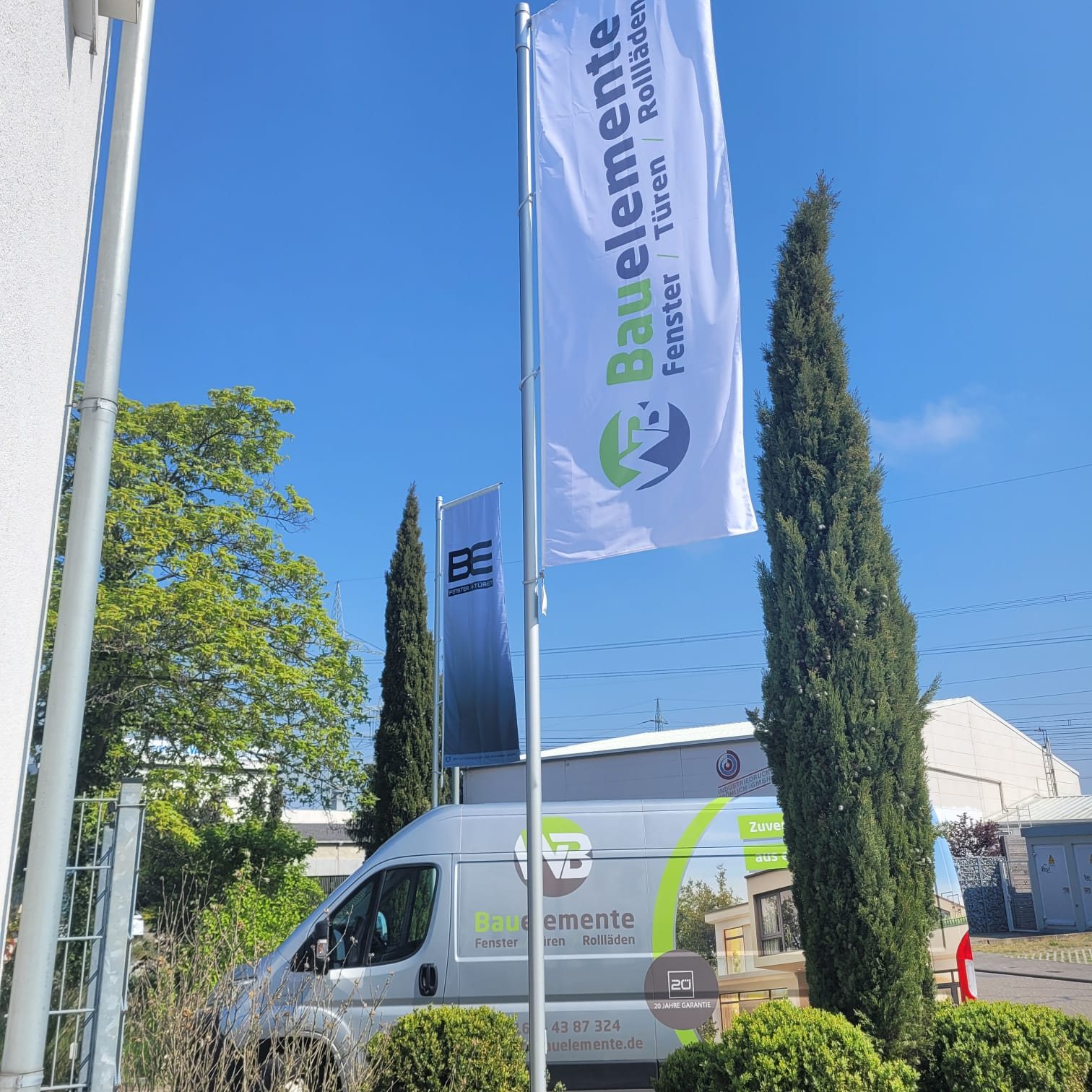 Fensterbauer Bensheim: Firmenwagen und Ausstellung WB Bauelemente