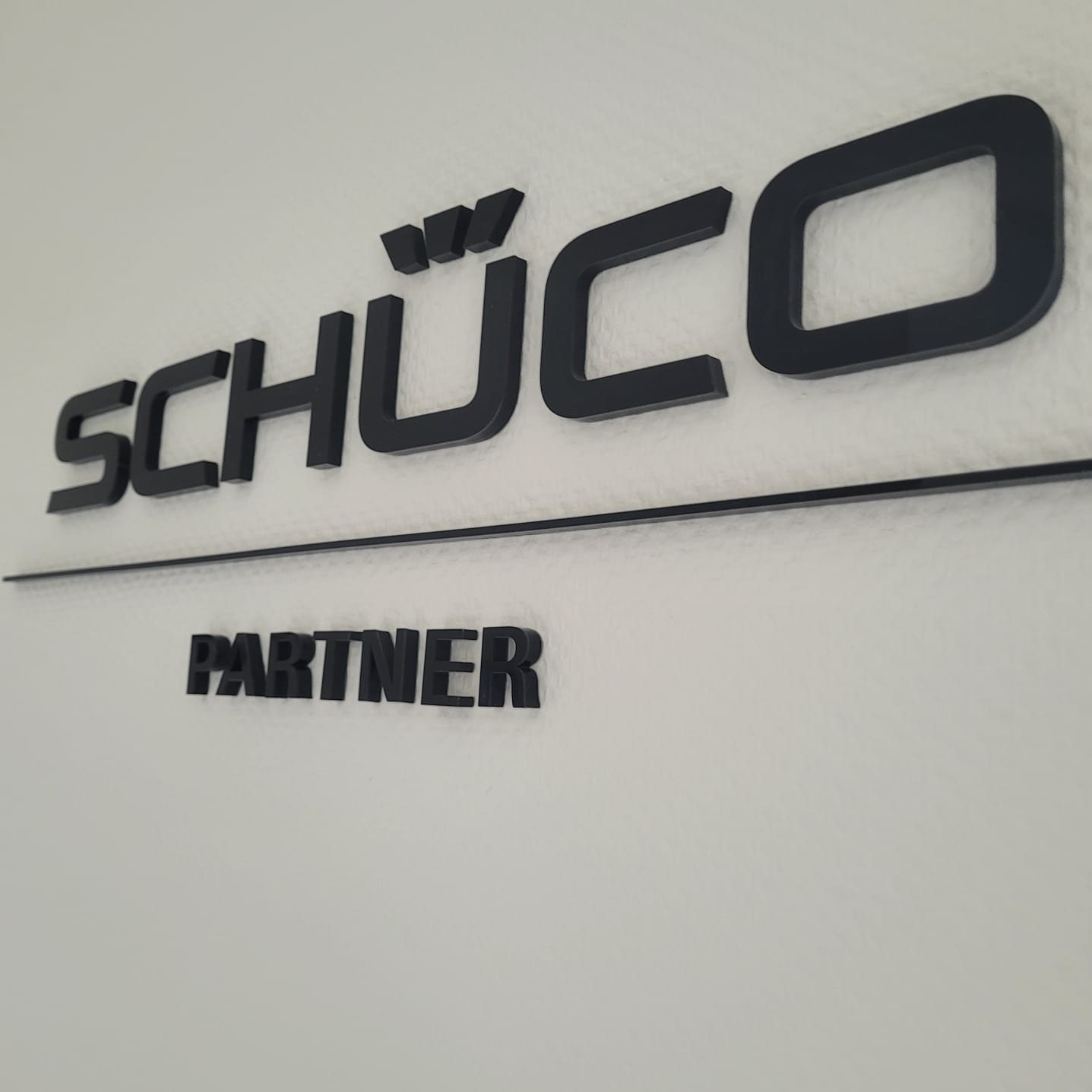 Schüco Partner Schriftzug an der Wand