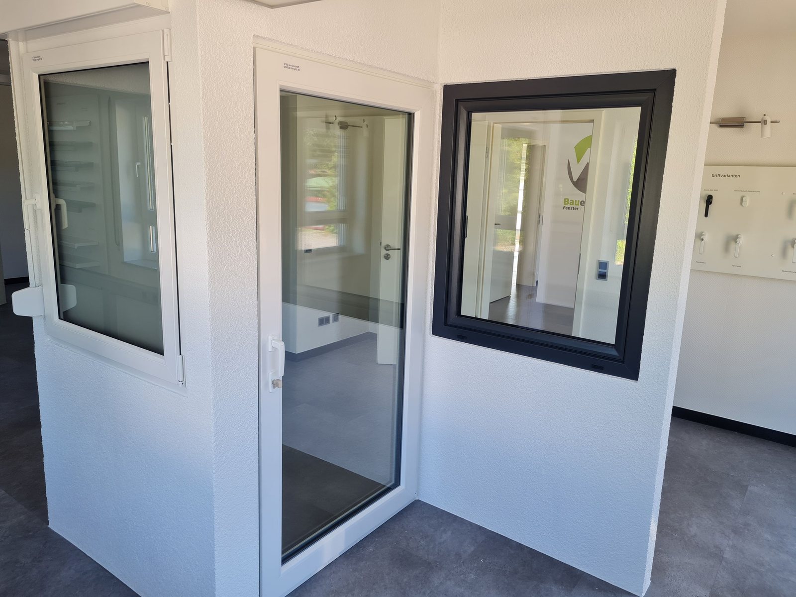 Balkontür und Fenstermuster in der Ausstellung