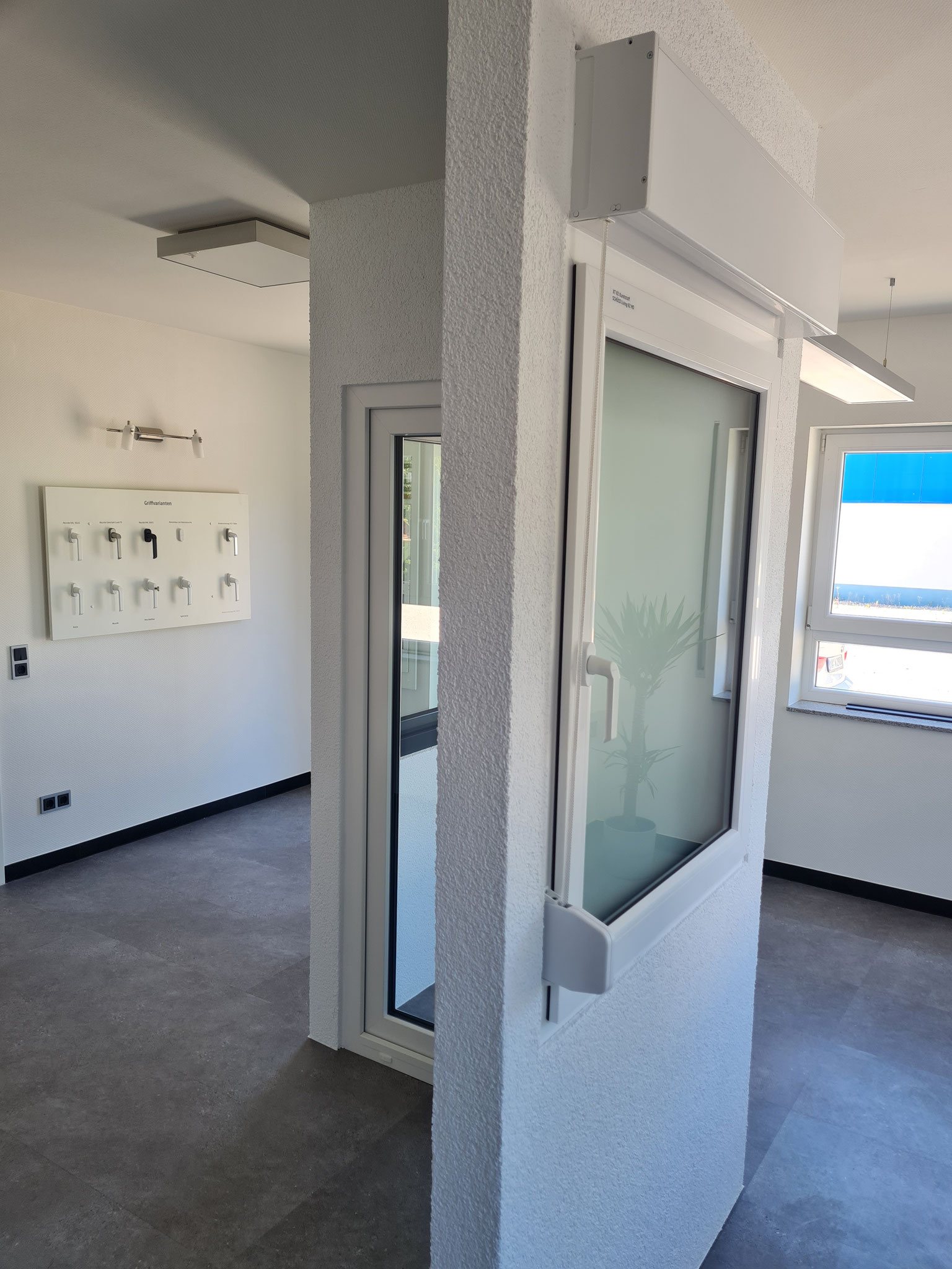 Fenster- und Türmuster mit Griffen und Beschlägen im Hintergrund