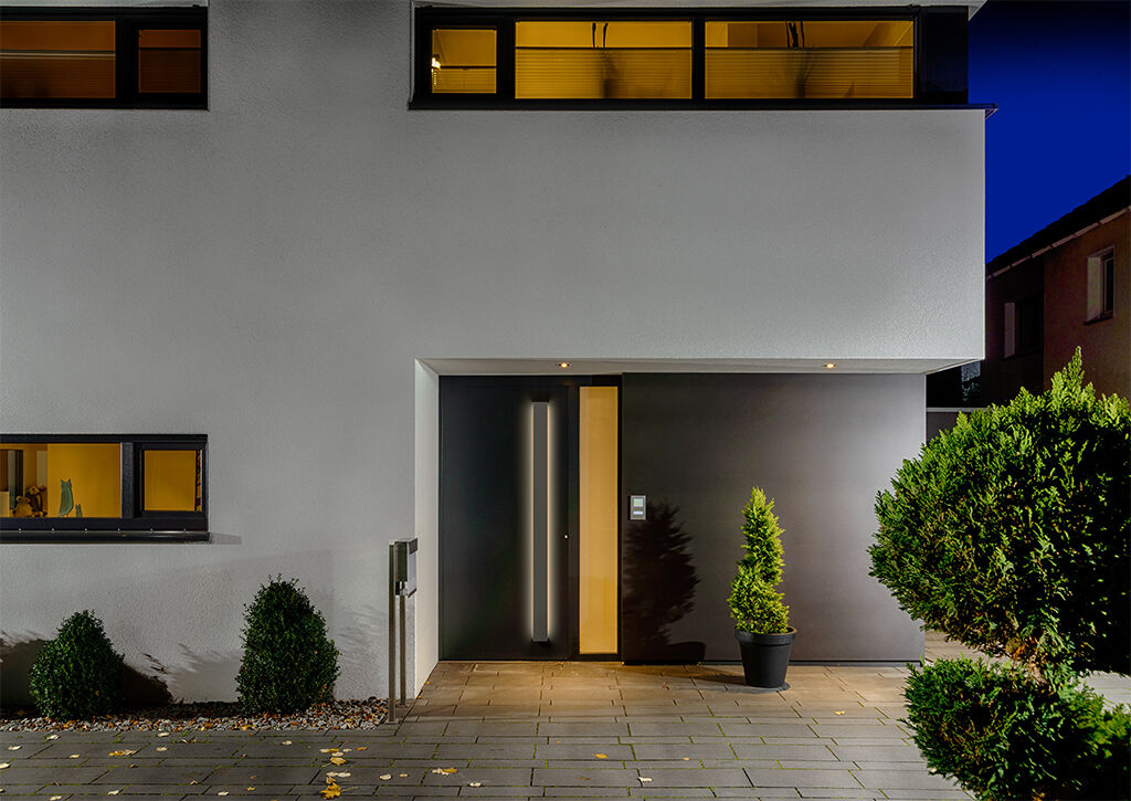 Moderne Haustür an einem Einfamilienhaus