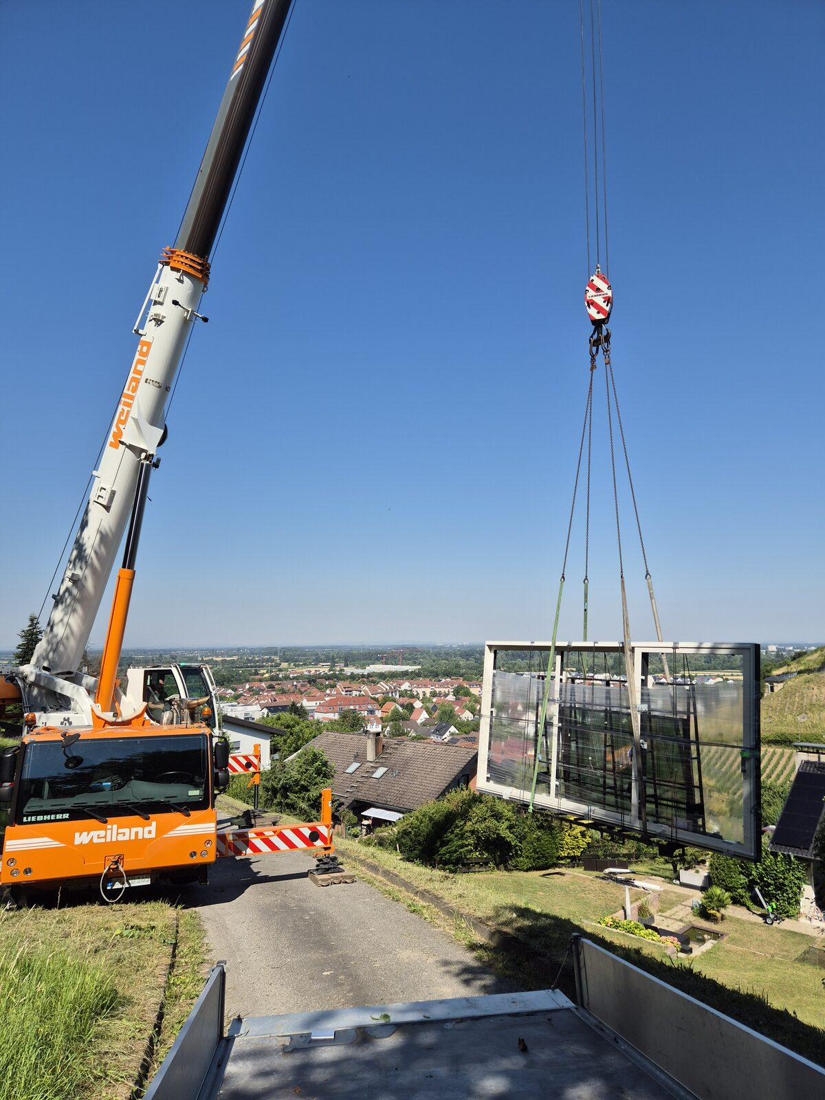 Kranmontage eines Glaselements – WB Bauelemente Referenz