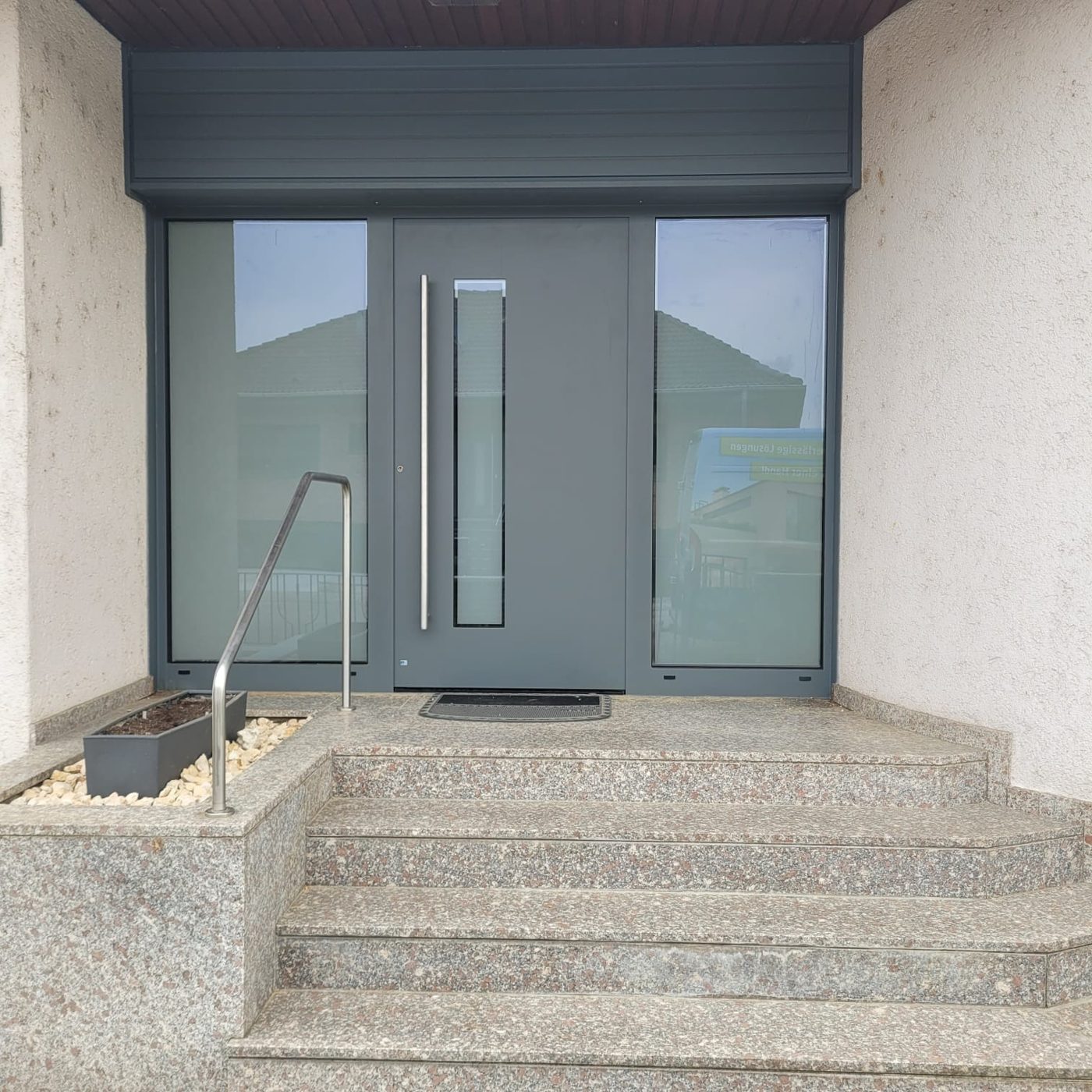 Haustür mit Treppenaufgang – Referenz von WB Bauelemente