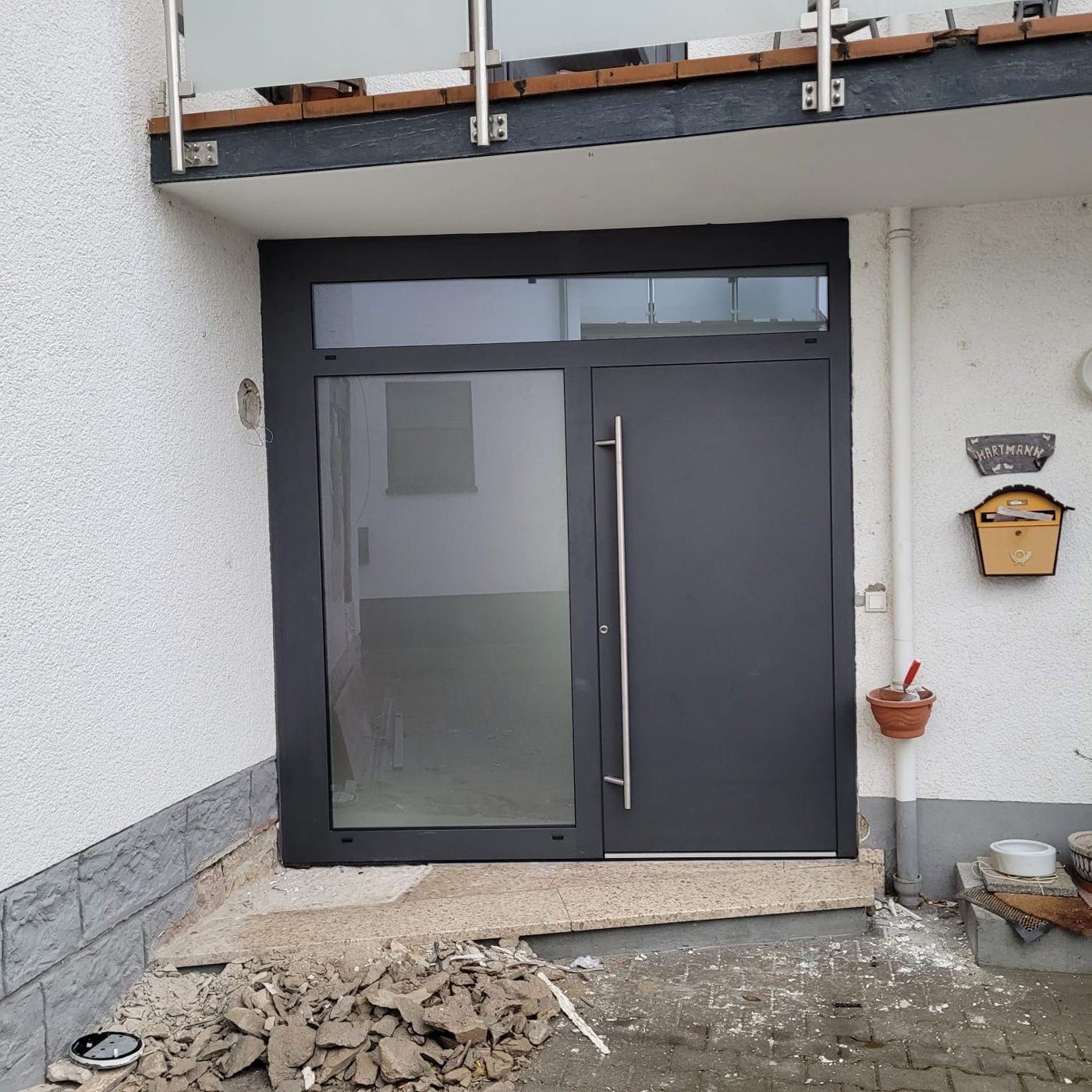 Haustür unter Vordach – Referenz von WB Bauelemente