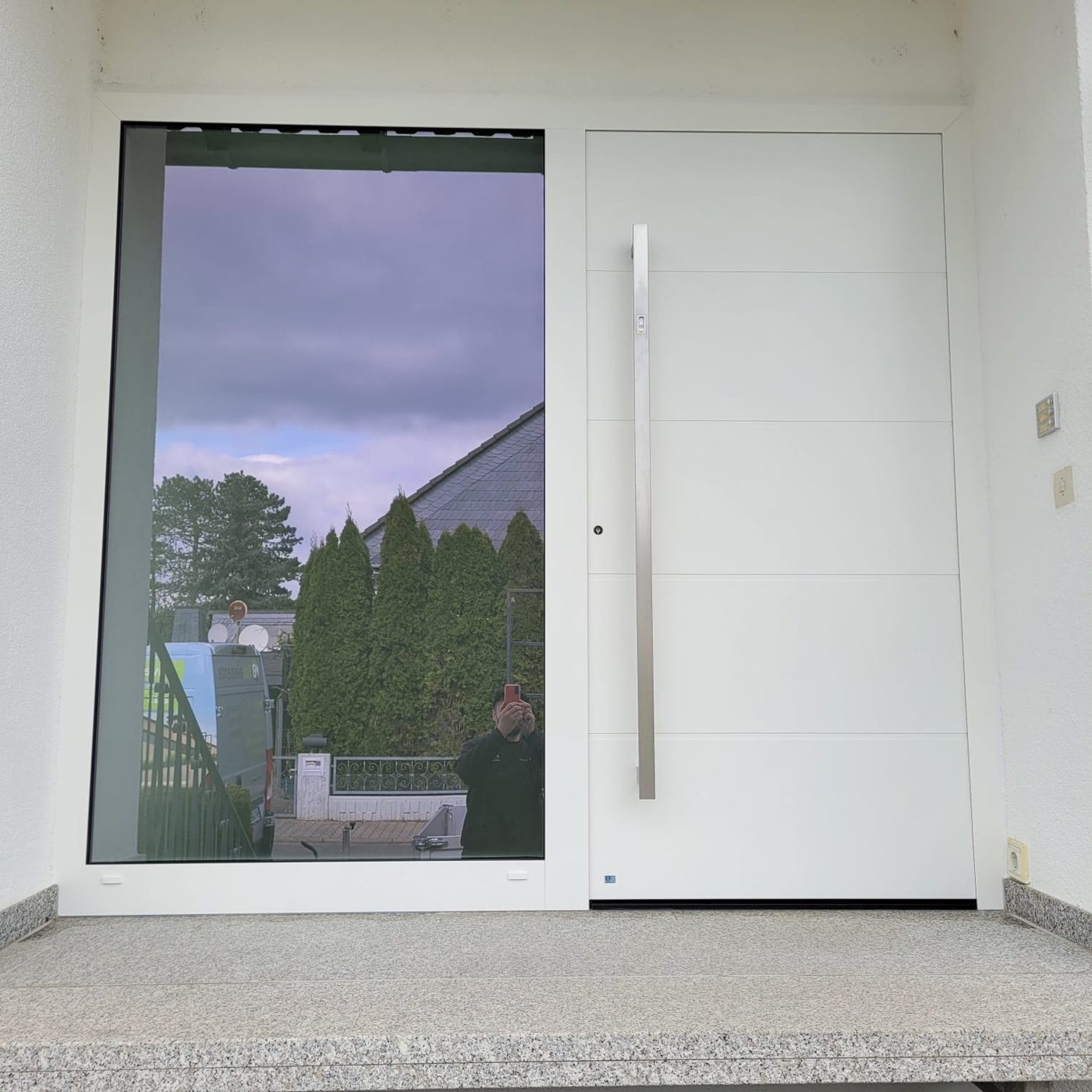 Haustür mit Glas-Seitenteil – Referenz von WB Bauelemente
