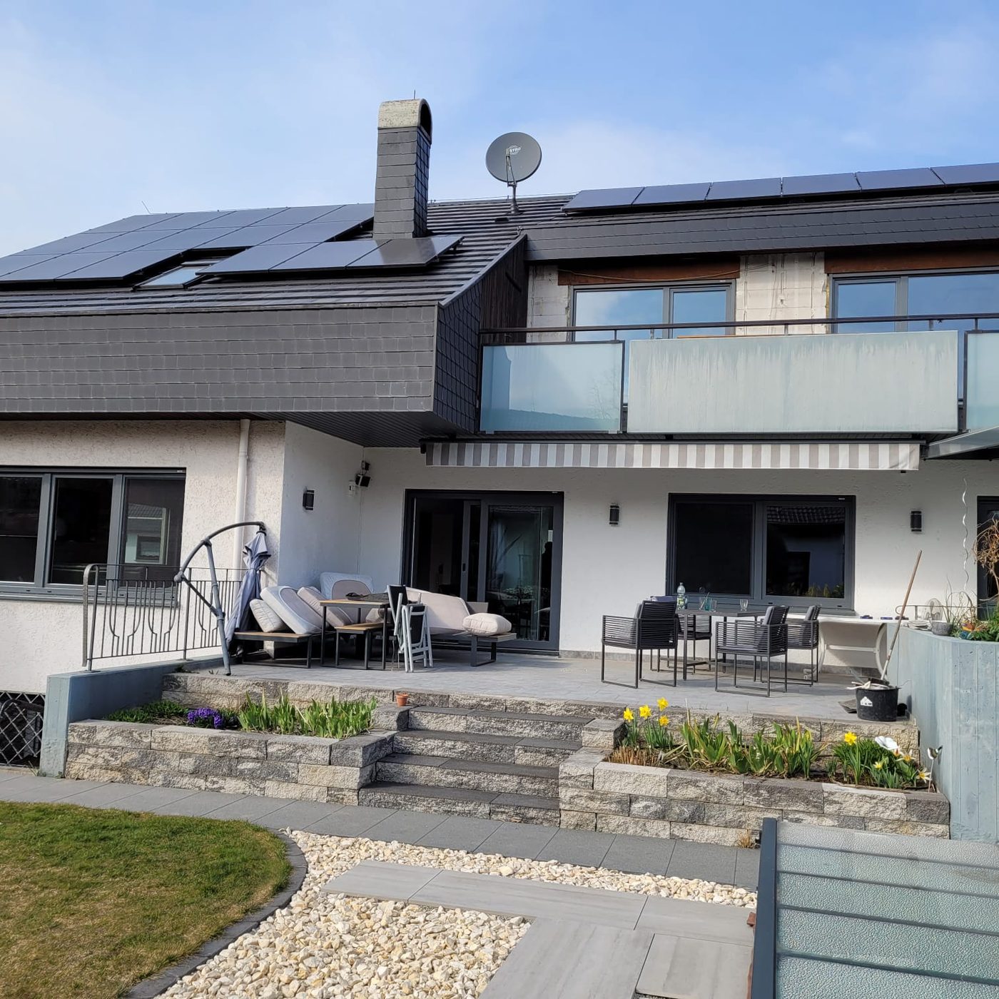 Großflächige Fenster zur Terrasse – Referenz von WB Bauelemente