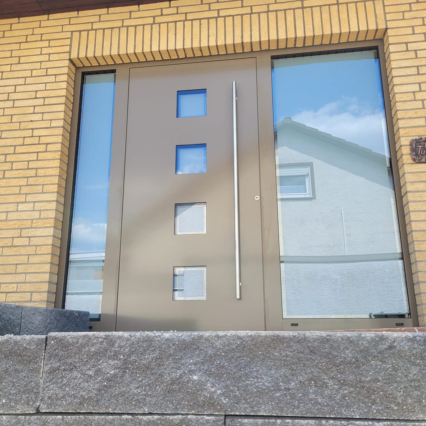Haustür mit zwei Glas-Seitenteilen – Referenz von WB Bauelemente